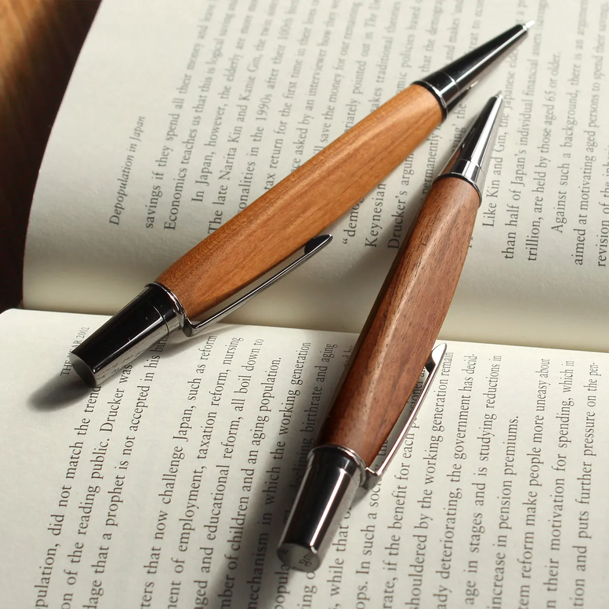 「TRIANGLE BODY BALLPOINT PEN」銘木をプラスした三角ボールペン 木軸 名入れ可能
