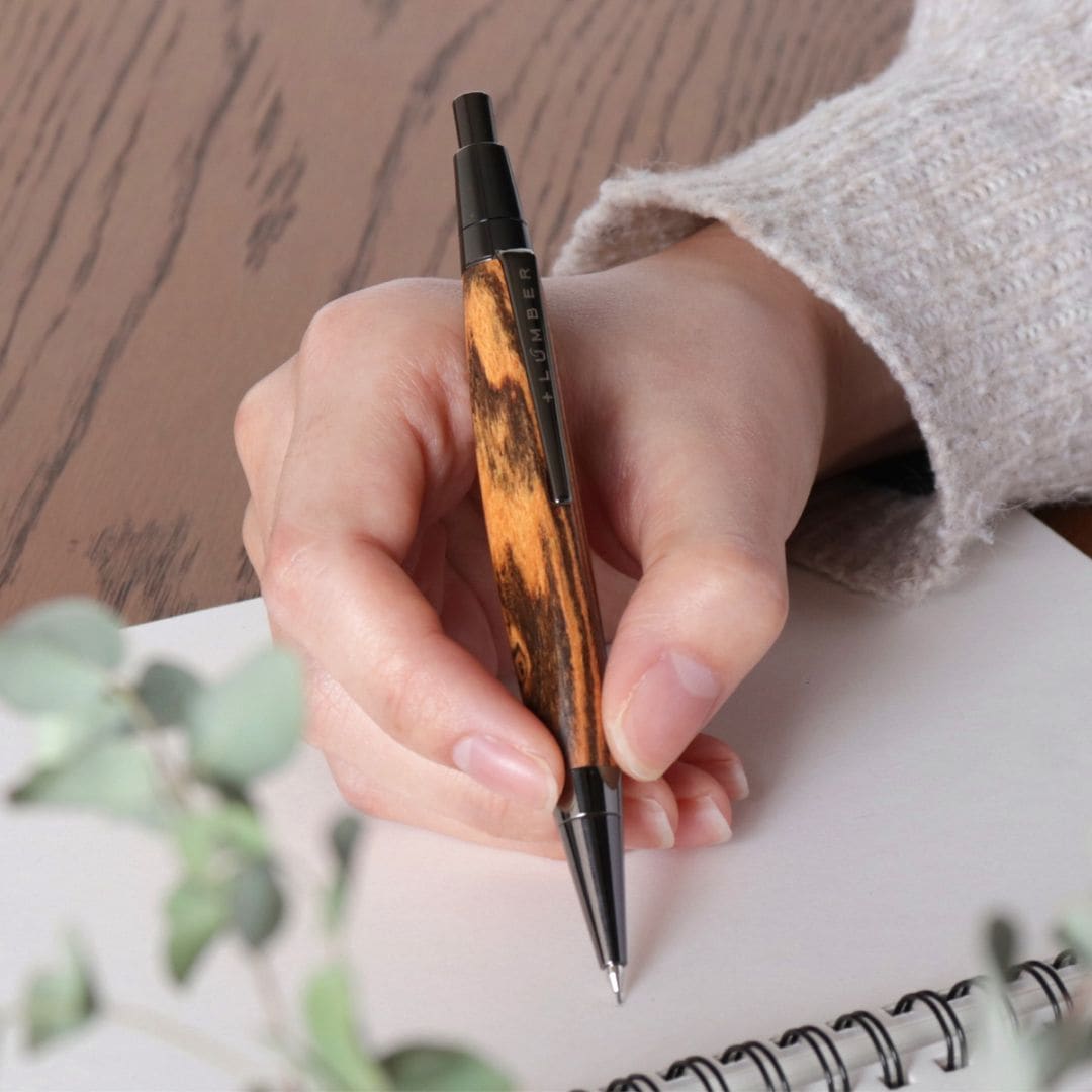 □「TRIANGLE BODY MECHANICAL PENCIL」銘木をプラスした三角の木製