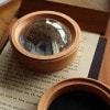 「Dome Loupe」置くだけでピントが合う木製の大型デスクルーペ・拡大鏡