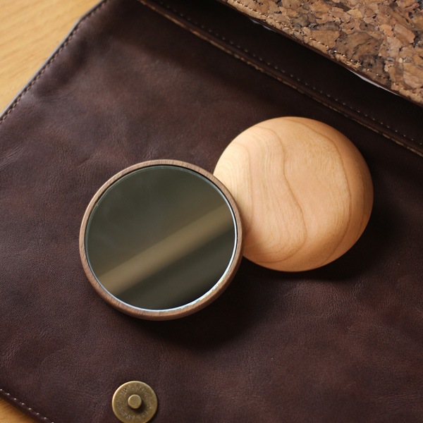 生産終了 Hand Mirror 丸型 木のあたたかさを持つ度に感じられる木製手鏡 ハンドミラー 北欧風デザイン おしゃれな北欧風木製雑貨 贈り物 名入れギフト Hacoaオンラインストア