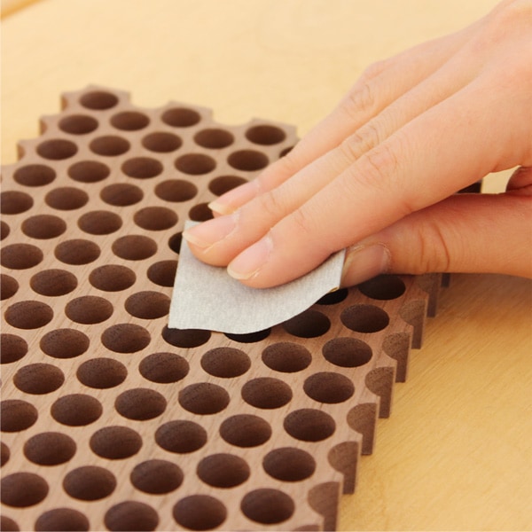 「Dot.」穴の開いた木製の鍋敷き。メープル・ウォールナット/北欧風デザイン