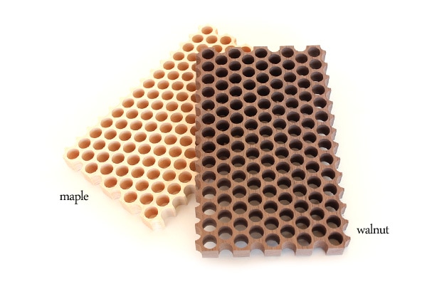 「Dot.」穴の開いた木製の鍋敷き。メープル・ウォールナット/北欧風デザイン