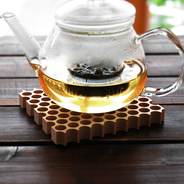 「Dot.」穴の開いた木製の鍋敷き。メープル・ウォールナット/北欧風デザイン