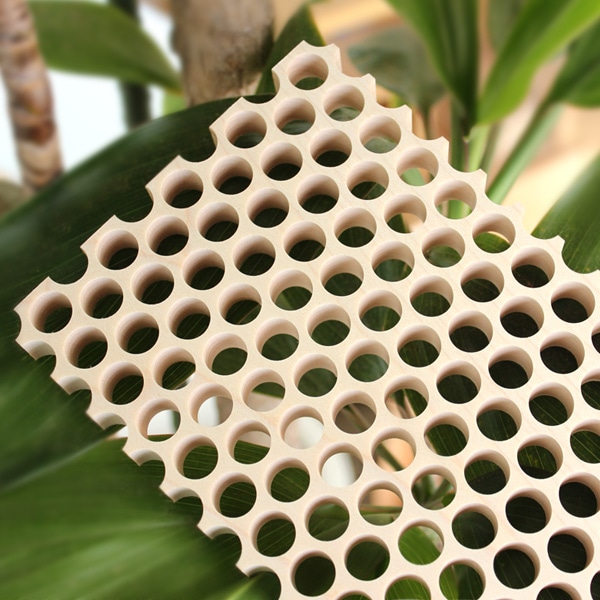 「Dot.」穴の開いた木製の鍋敷き。メープル・ウォールナット/北欧風デザイン