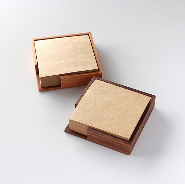 「Memo block＆tray 100」最後まで取り出しやすい、メモブロックと木製トレイのセット/Hacoaブランド