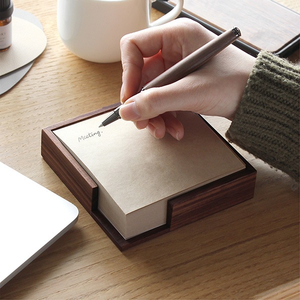 「Memo block＆tray 100」最後まで取り出しやすい、メモブロックと木製トレイのセット/Hacoaブランド