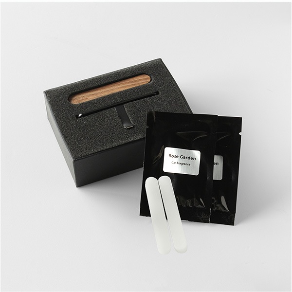 「Car Fragrance」心安らぐ香りと木の温もりで、上質ドライブ。木製カーフレグランス/車用芳香剤