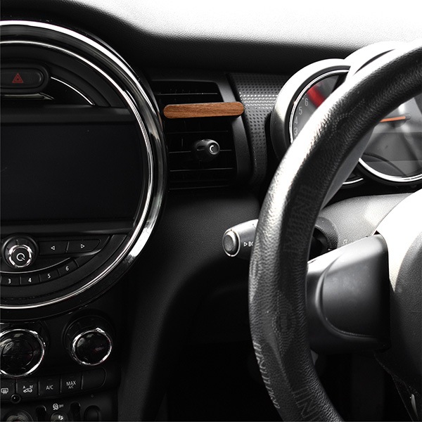 「Car Fragrance」心安らぐ香りと木の温もりで、上質ドライブ。木製カーフレグランス/車用芳香剤