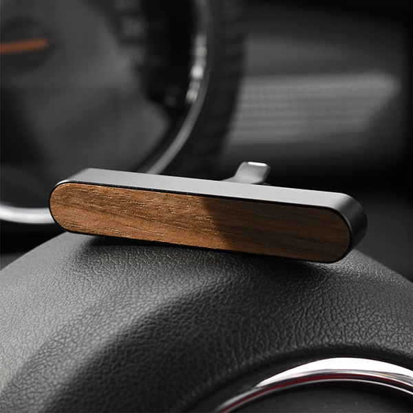 「Car Fragrance」心安らぐ香りと木の温もりで、上質ドライブ。木製カーフレグランス/車用芳香剤
