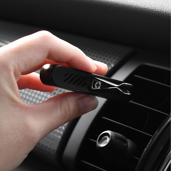 「Car Fragrance」心安らぐ香りと木の温もりで、上質ドライブ。木製カーフレグランス/車用芳香剤