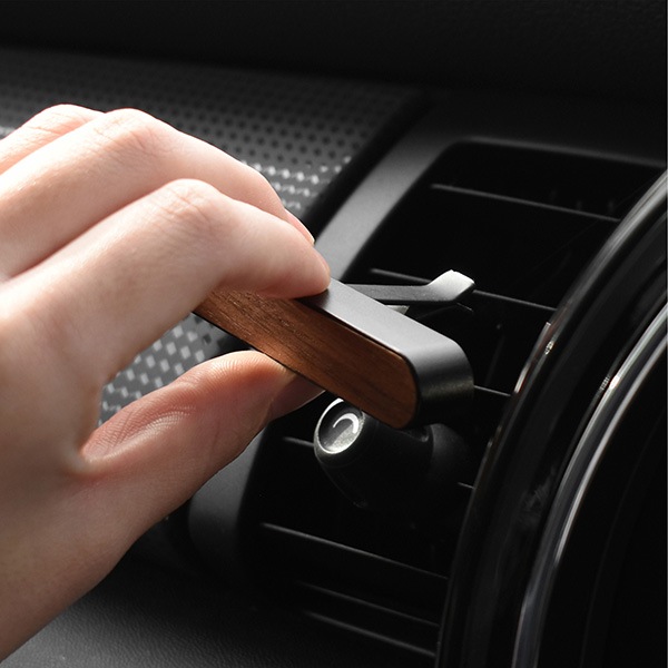 「Car Fragrance」心安らぐ香りと木の温もりで、上質ドライブ。木製カーフレグランス/車用芳香剤