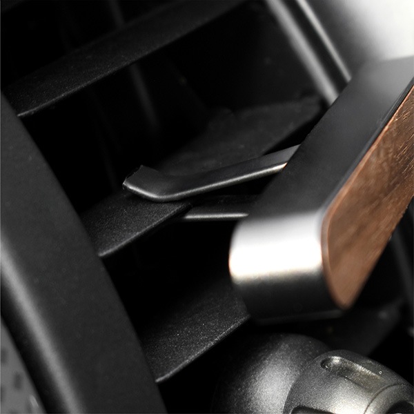 「Car Fragrance」心安らぐ香りと木の温もりで、上質ドライブ。木製カーフレグランス/車用芳香剤