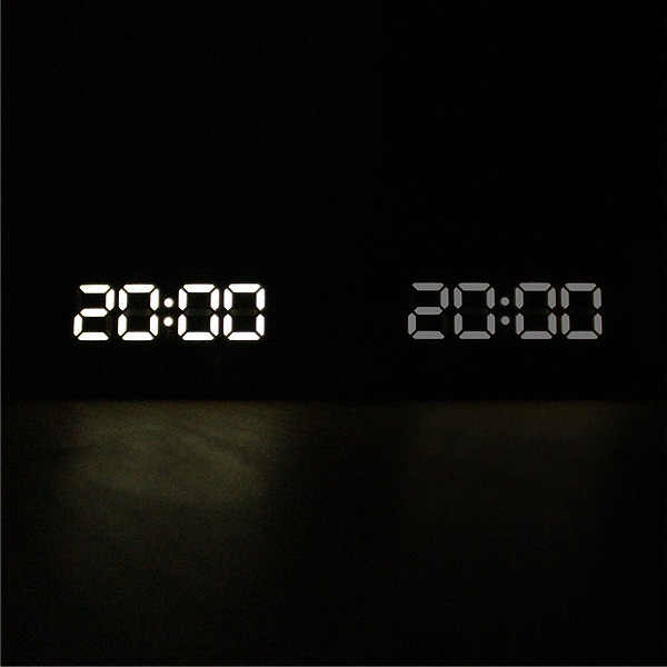 「Mirror Clock」鏡にデジタル時計が浮かび上がる幻想的な木製デジタルミラークロック