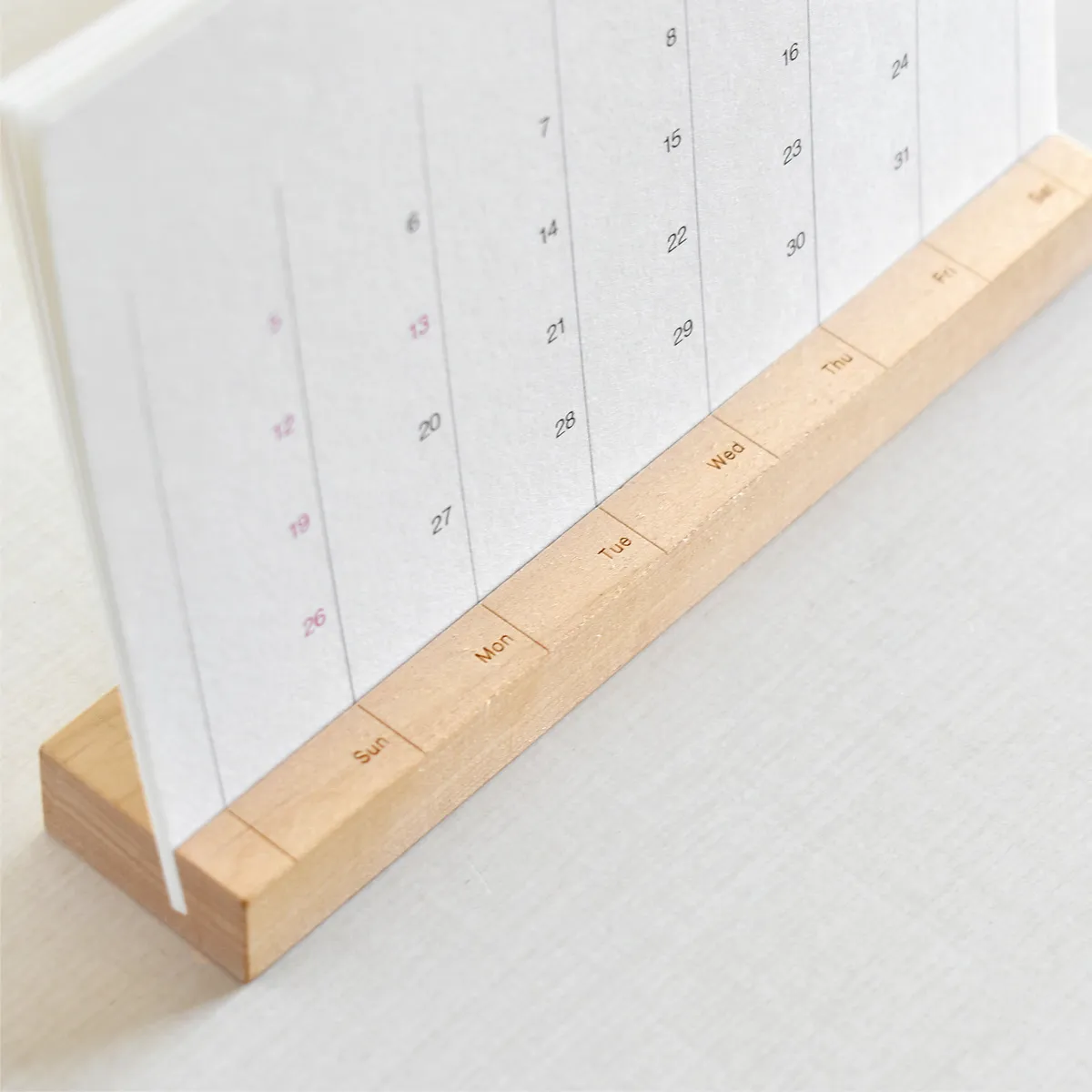 「2026年版 Desk Calendar」シンプルな木製カレンダー(※2026年1月~12月分)/北欧風デザイン