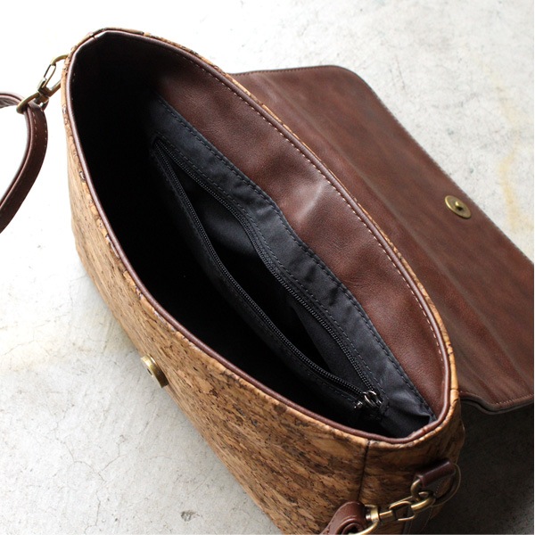 【生産終了】「CONNIE Flap Shoulder」コルクレザーを活用、丸みを帯びたキュートなショルダーバッグ