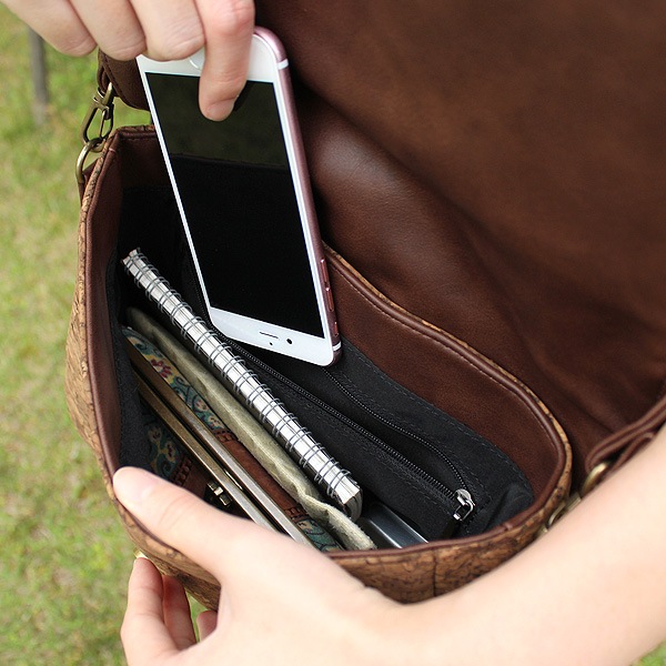 【生産終了】「CONNIE Flap Shoulder」コルクレザーを活用、丸みを帯びたキュートなショルダーバッグ