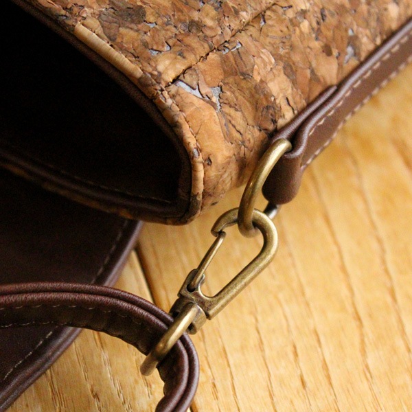 【生産終了】「CONNIE Flap Shoulder」コルクレザーを活用、丸みを帯びたキュートなショルダーバッグ