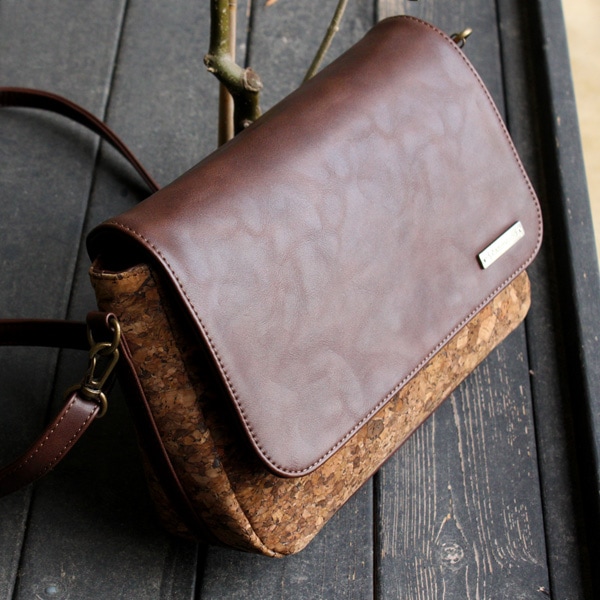【生産終了】「CONNIE Flap Shoulder」コルクレザーを活用、丸みを帯びたキュートなショルダーバッグ