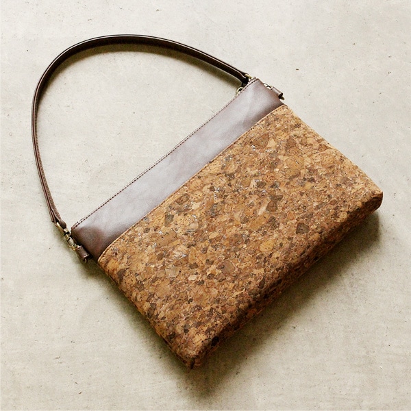 【生産終了】「CONNIE Wristlet Clutch」コルクレザーを活用、ミニマルでエッジの効いたクラッチバック