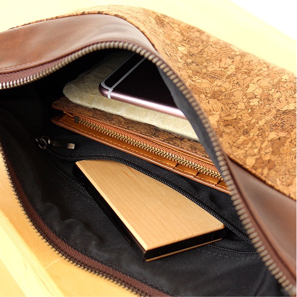 【生産終了】「CONNIE Wristlet Clutch」コルクレザーを活用、ミニマルでエッジの効いたクラッチバック