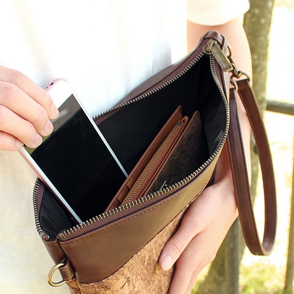 【生産終了】「CONNIE Wristlet Clutch」コルクレザーを活用、ミニマルでエッジの効いたクラッチバック