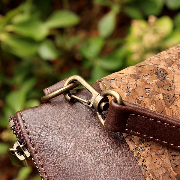 【生産終了】「CONNIE Wristlet Clutch」コルクレザーを活用、ミニマルでエッジの効いたクラッチバック