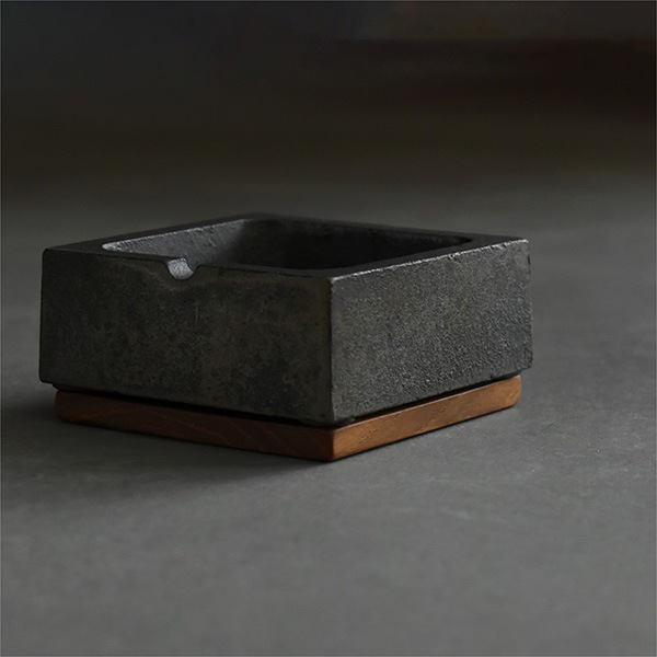 「Ashtray」鋳物と木のフタ付き灰皿/Hacoaブランド/北欧風デザイン