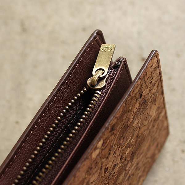 「CONNIE Double Wallet」コルクレザーを活用、収納豊富な機能と軽さが魅力の長財布/Anewoodブランド/名入れ可能