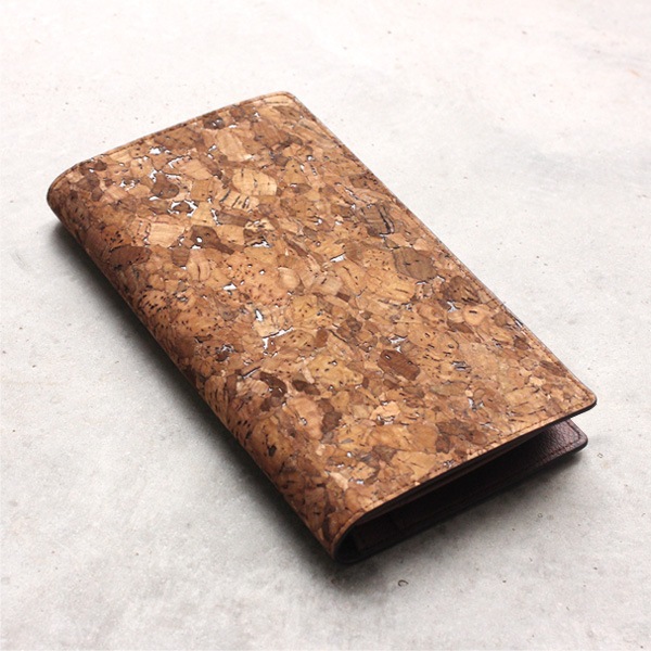 「CONNIE Double Wallet」コルクレザーを活用、収納豊富な機能と軽さが魅力の長財布/Anewoodブランド/名入れ可能