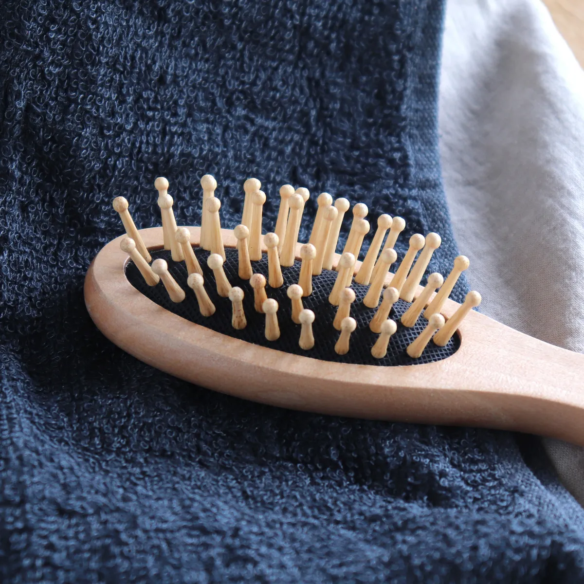 「スカルプブラシ」日々のヘアケアがもっと楽しみに。 頭皮マッサージ用の天然木スカルプブラシ・ヘアブラシ/&wakan