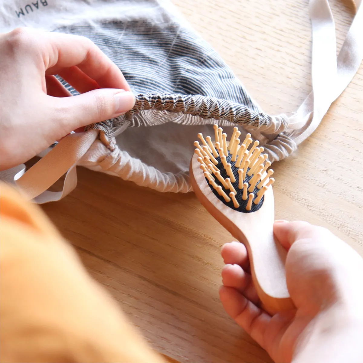 「スカルプブラシ」日々のヘアケアがもっと楽しみに。 頭皮マッサージ用の天然木スカルプブラシ・ヘアブラシ/&wakan