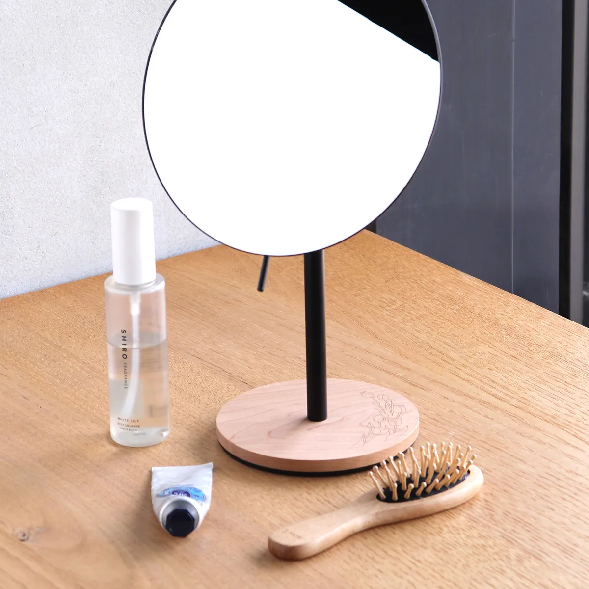 「スカルプブラシ」日々のヘアケアがもっと楽しみに。 頭皮マッサージ用の天然木スカルプブラシ・ヘアブラシ/&wakan