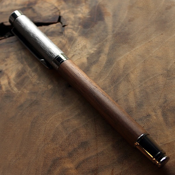 【販売終了】■「ROUND BODY BALLPOINT PEN」銘木をプラスした丸型ボールペン【名入れ可能】木軸