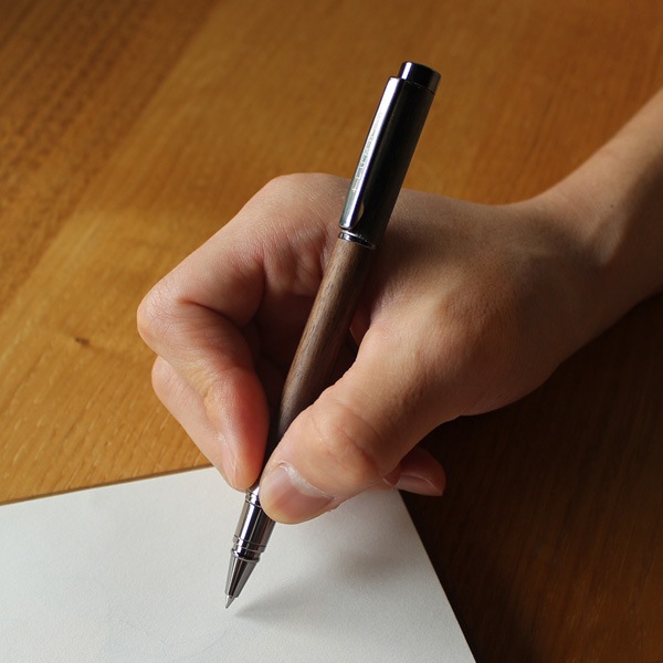 【販売終了】■「ROUND BODY BALLPOINT PEN」銘木をプラスした丸型ボールペン【名入れ可能】木軸