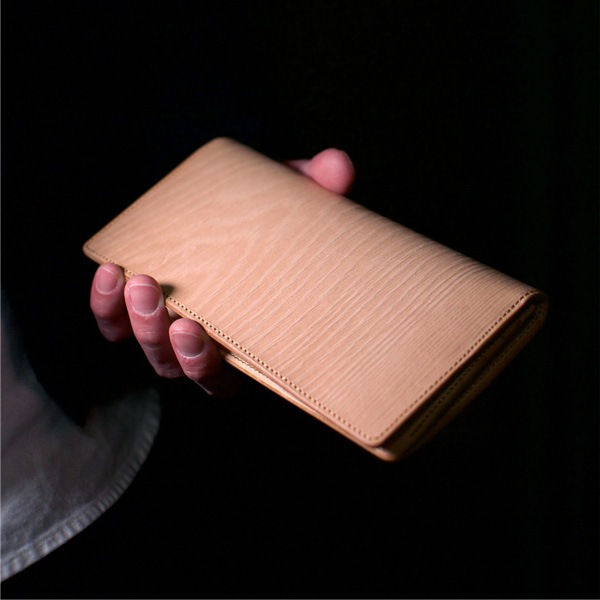 「WOODY Slim Wallet」本物の木目を型押しした、本革のおしゃれな長財布/メンズ/レザー