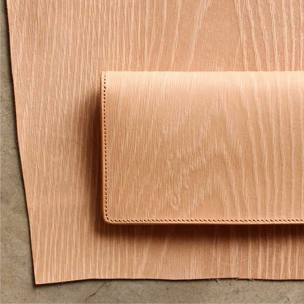 「WOODY Slim Wallet」本物の木目を型押しした、本革のおしゃれな長財布/メンズ/レザー