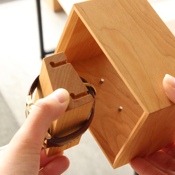 「Display Frame for Watch」額縁の様に飾る　木のウォッチスタンド/北欧風デザイン