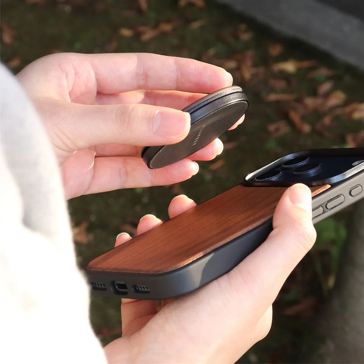 MAG FOLD STAND」操作もスタンドも、これひとつでスマートに。 MagSafe