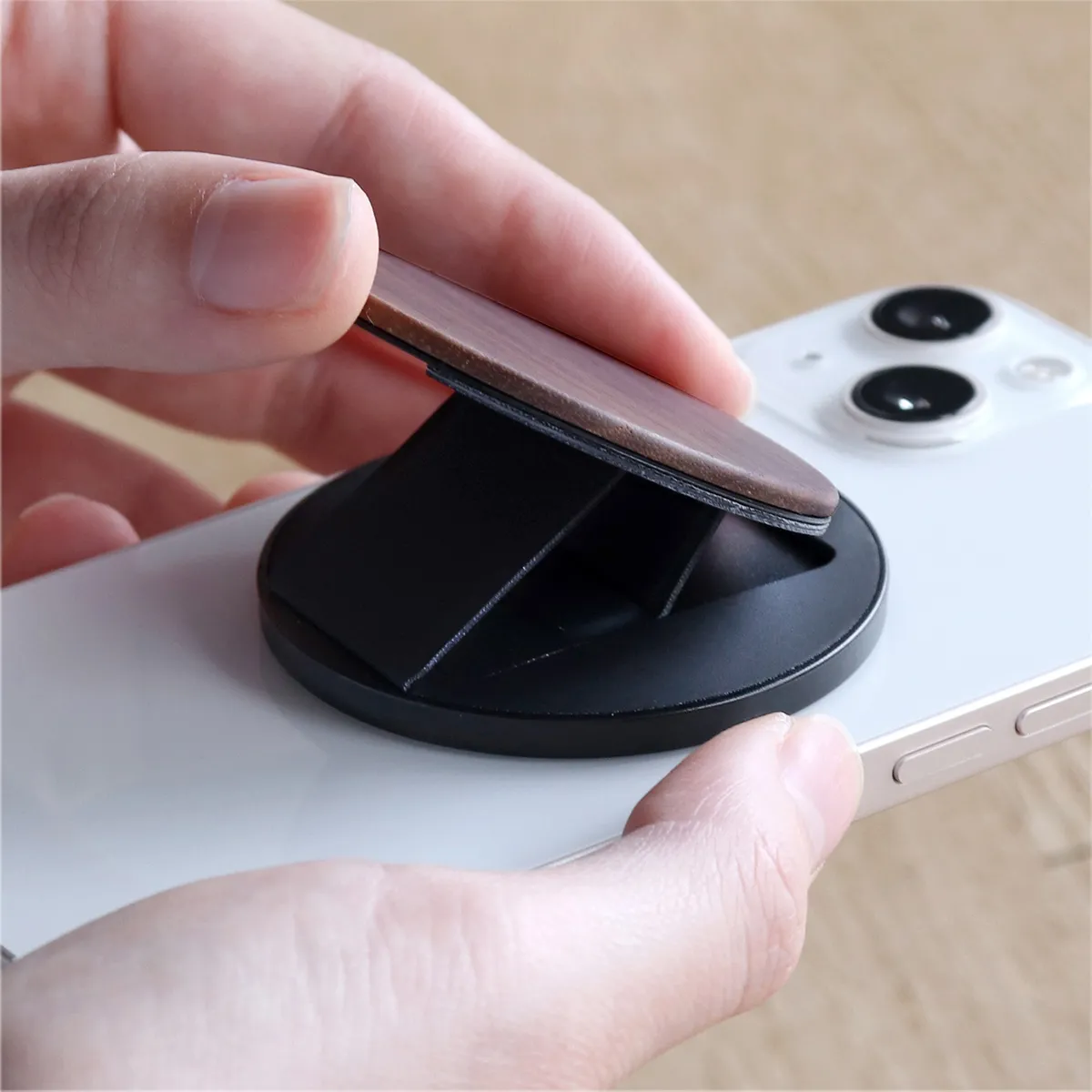 MAG FOLD STAND」操作もスタンドも、これひとつでスマートに。 MagSafe