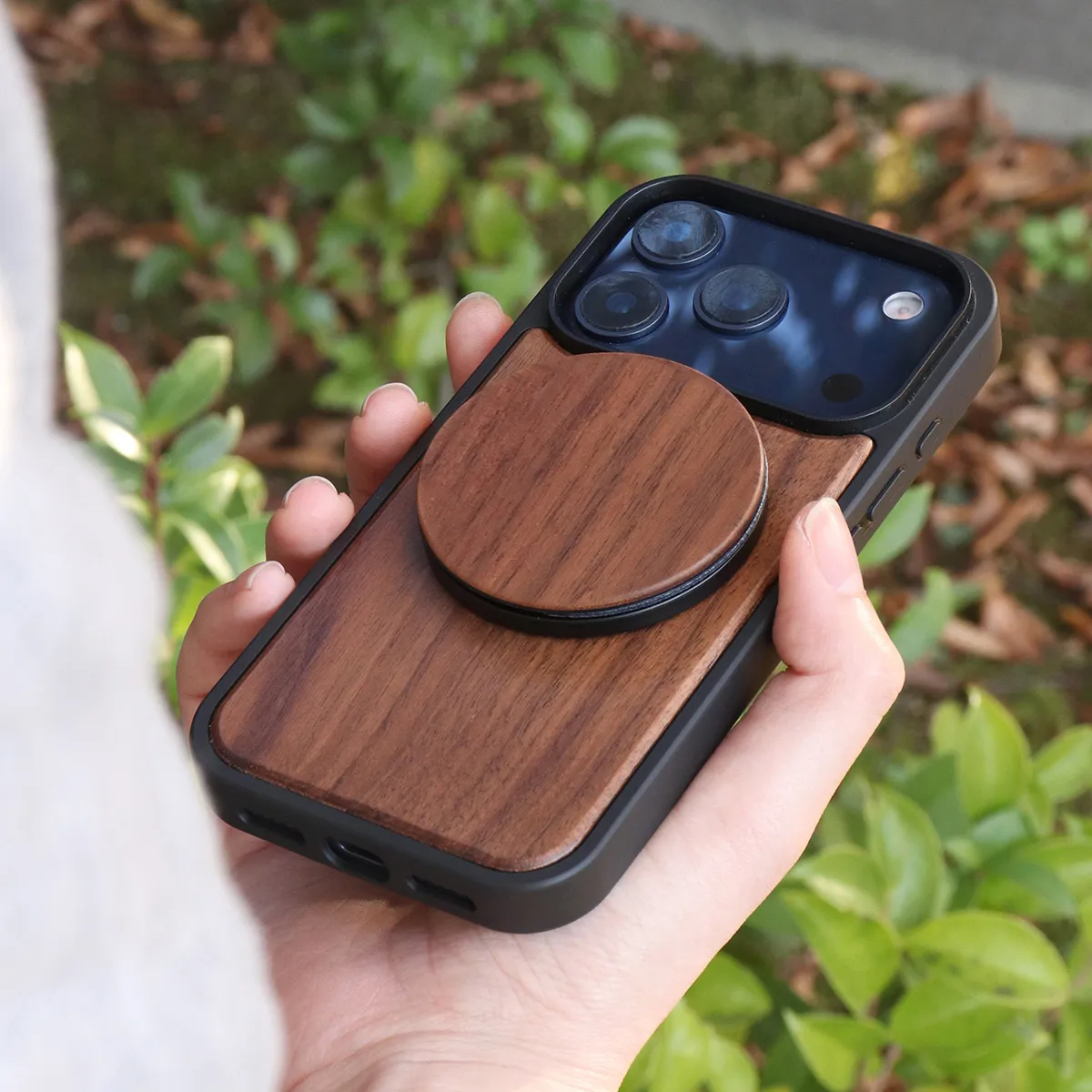 MAG FOLD STAND」操作もスタンドも、これひとつでスマートに。 MagSafe