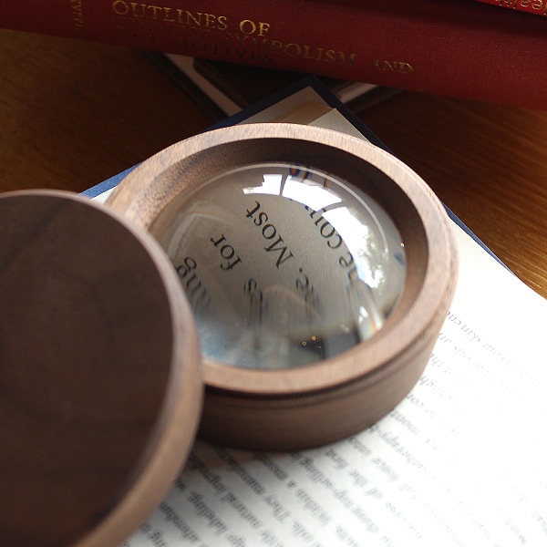 「Dome Loupe」置くだけでピントが合う木製の大型デスクルーペ・拡大鏡