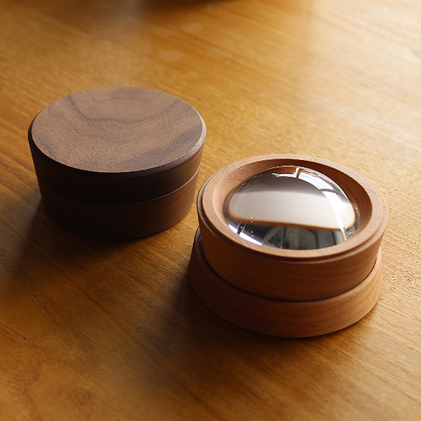 「Dome Loupe」置くだけでピントが合う木製の大型デスクルーペ・拡大鏡