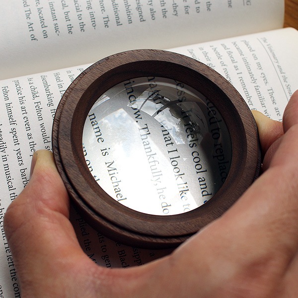 「Dome Loupe」置くだけでピントが合う木製の大型デスクルーペ・拡大鏡