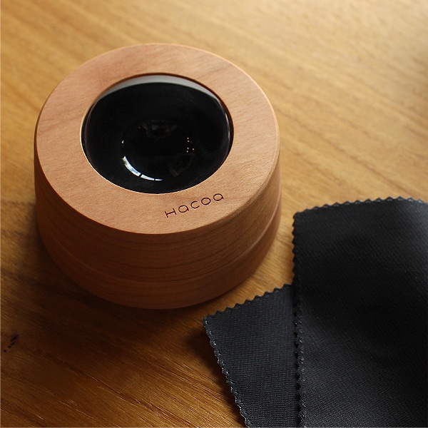 「Dome Loupe」置くだけでピントが合う木製の大型デスクルーペ・拡大鏡