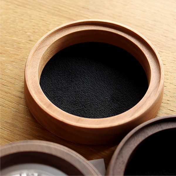 「Dome Loupe」置くだけでピントが合う木製の大型デスクルーペ・拡大鏡