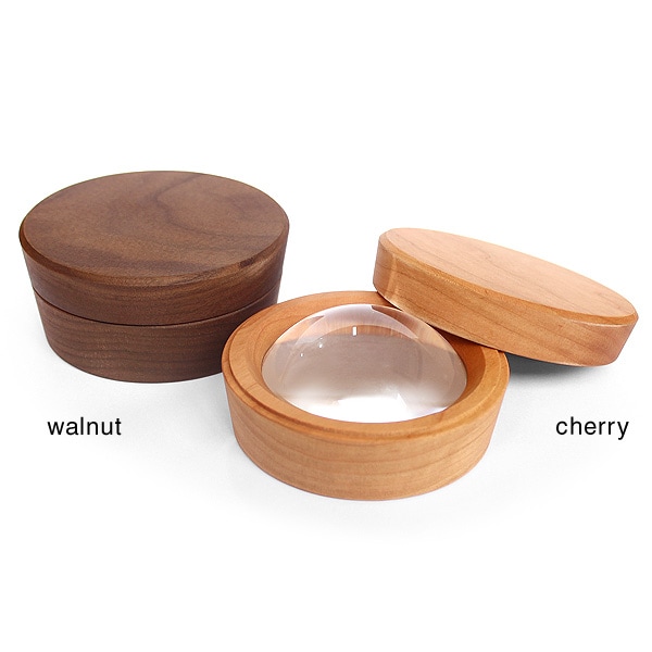 「Dome Loupe」置くだけでピントが合う木製の大型デスクルーペ・拡大鏡