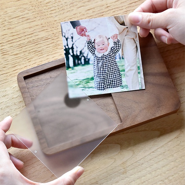 【刻印代込】「Square Photo Stand」木製フォトスタンド 正方形 ましかく 出産祝い 月齢フォト マンスリーフォト ウェディング 両親ギフト