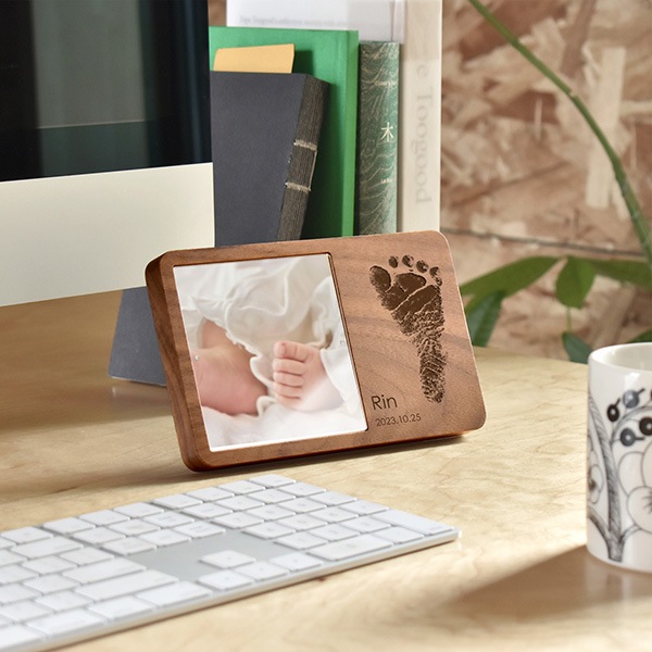 【刻印代込】「Square Photo Stand」木製フォトスタンド 正方形 ましかく 出産祝い 月齢フォト マンスリーフォト ウェディング 両親ギフト