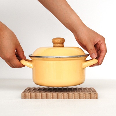 「Dot.」穴の開いた木製の鍋敷き。メープル・ウォールナット/北欧風デザイン