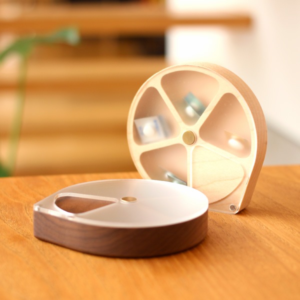 Pillcase 回転する蓋で薬が取り出し易いおしゃれで便利な木製ピルケース 薬入れ 北欧風デザイン Hacoaブランド おしゃれな北欧風木製雑貨 贈り物 名入れギフト Hacoaオンラインストア